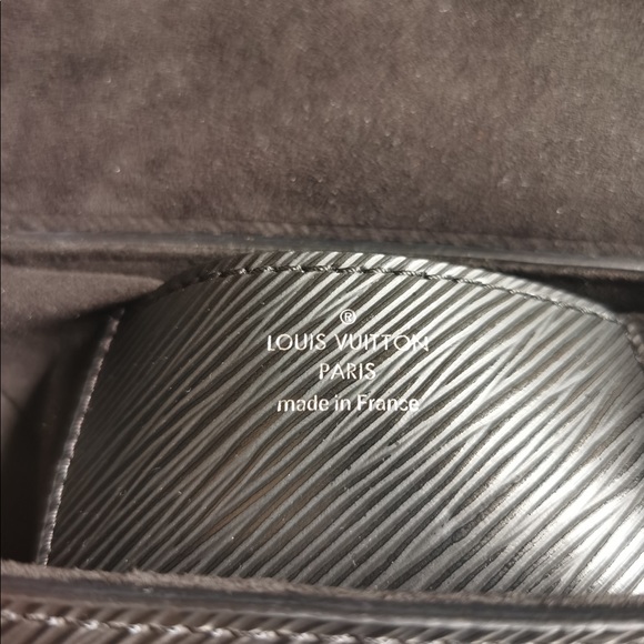 LOUIS VUITTON
Epi Twist Shoulder Bag PM Black - Picture 6 of 12